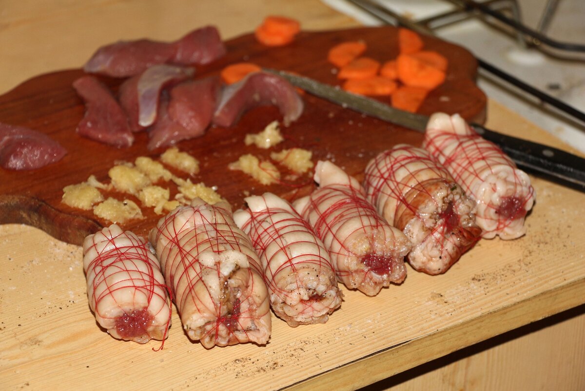 А это рулетики из шкурки с говядиной вместо фарша. Тоже очень вкусно! Источник: яндекс картинки.
