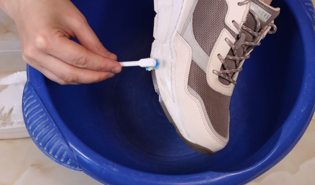 Отбеливание подошвы кроссовок. Отбелить кроссовки. Краска для резиновой подошвы кроссовок. Как отбелить подошву.