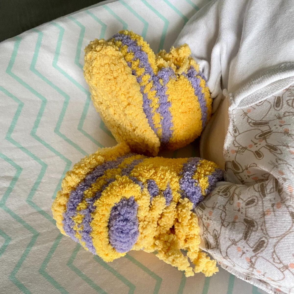 Пинетки, которые связала моя мама 💛💜