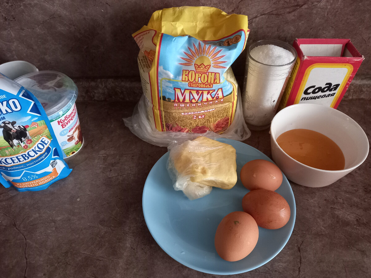 3 яйца, 3ст.л. мёда,200г сахара,100 г сливочного масла, 1 ч.л. соды, 600 г муки. ванилин по желанию