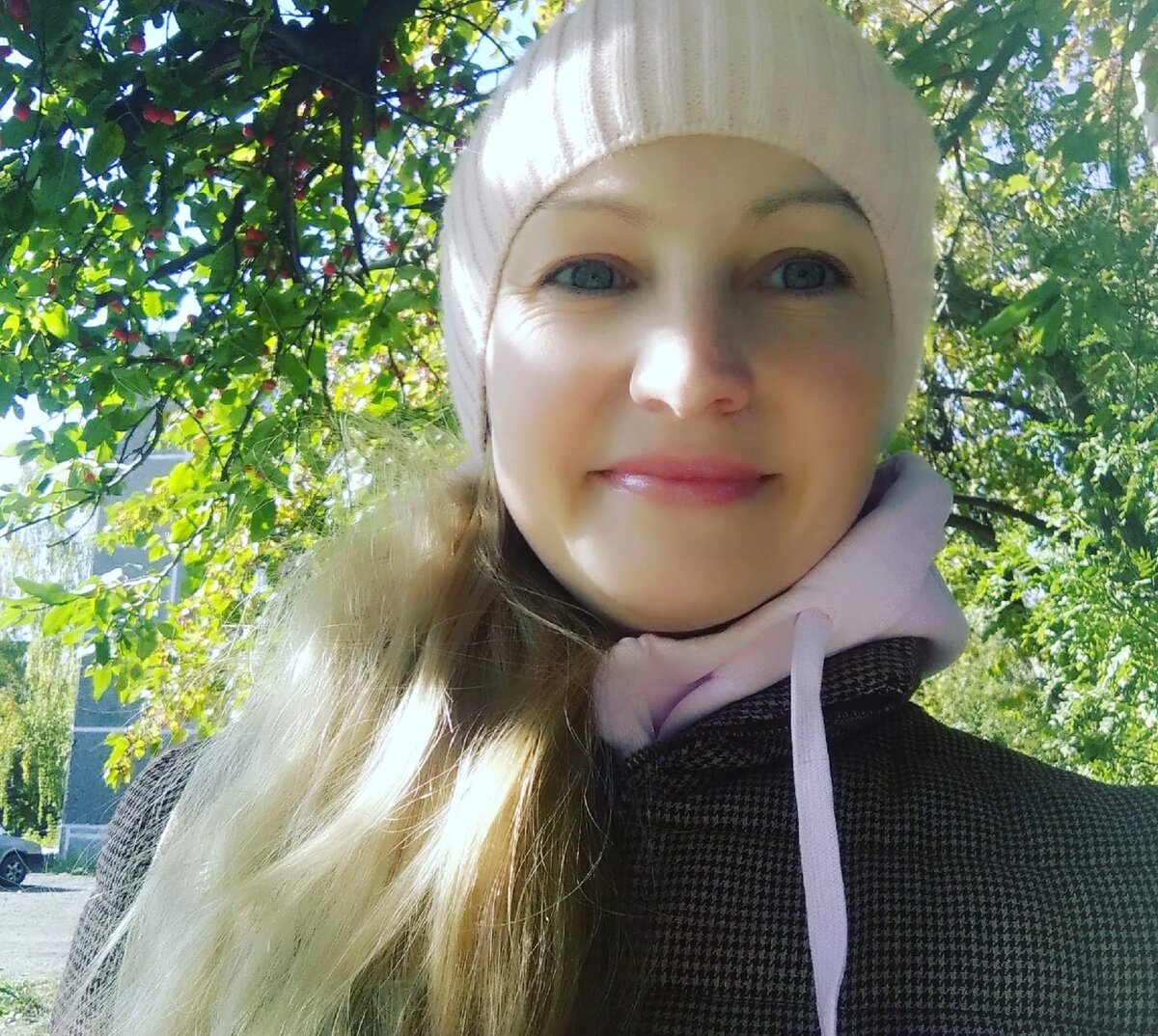 КАК происходит РОСТ и через что мы растем, развиваемся?🌳❤🤗 
Могу сказать, что раньше думала, что в этой теме все так просто и очевидно, что то тебя привлекает, идёшь изучаешь и продвигается по наитию.
Это верно и это работает, но не всегда и не для всех. Есть моменты, когда движение возможно через усилие и преодоление. 🌾
Например, какая то тема вас интересует, но она вам кажется слишком сложной или не доступной, и вы от нее можете сразу отказаться. А там рост, там ваш потенциал и причем гораздо больший, чем по простым , доступным направлениям.
Постепенно входя и развиваясь в этой сфере вы начнёте получать невероятный кайф и результат.😉🌻
Для меня такие темы- это все иностранное- языки, люди, продажи, отношения, голос.
Вспоминается такая ситуация: когда ещё во времена института я работала в сотовом салоне, мне было очень сложно продавать, я стеснялась, но я продолжала пробовать . Произошел какой-то момент и продажи начали доставлять мне кайф, чувство общения и даже парения в этом, наслаждение этим процессом. Такое ощущение можно словить думаю в любой теме, если убрать оттуда напряжение.🌺🌺🌺
К тому же у некоторых из нас деньги идут через напряжённые энергии, и человеку хочешь не хочешь, приходиться соприкасаться с этим. Или партнёрство, или семья или дети. У каждого свои особенности,и это интересно наблюдать и исследовать каждый раз.
Интересно заглянуть в свою жизнь? Где ваш рост? 😉🌅❤
Интересно узнать - тогда пиши в сообщения группы👉

#рост#развитие#прелназначение#творчество#вдохновение#люди#астрология#формула_души