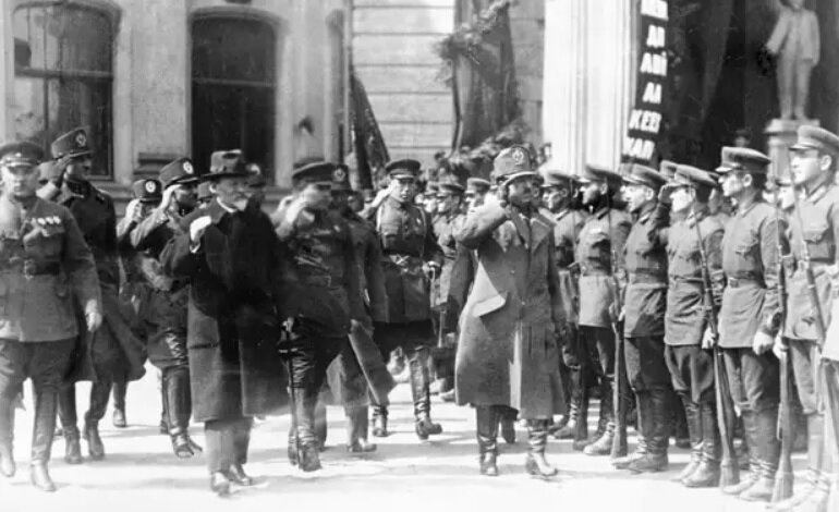 Король Афганистана Аманулла-хан во время визита в СССР вместе с Михаилом Калининым обходит строй почётного караула. 2 мая 1928 года (Фото взято из открытых источников)
