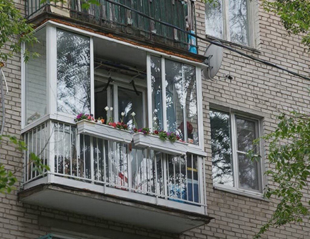 Застеклённый балкон.