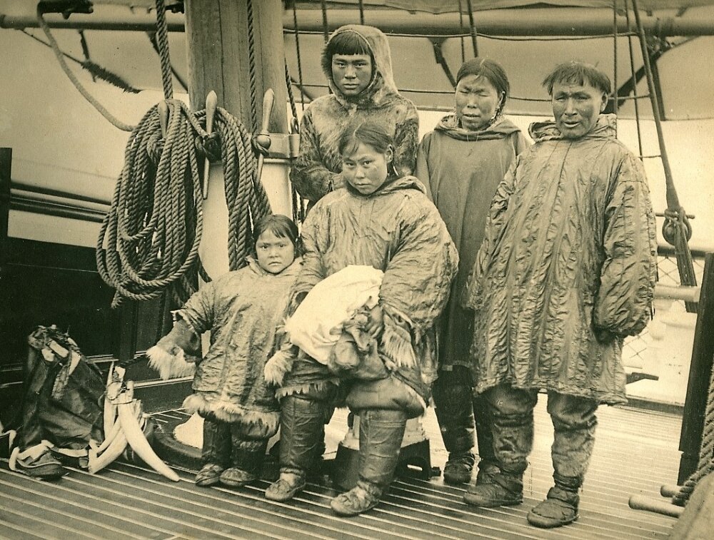 Инуиты Аляски семьи. Гренландские Эскимосы 19 век. Аляска семьи эскимосов. Семья эскимосов.