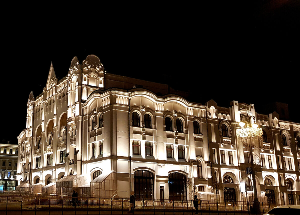 Здание Политехнического музея с вечерней подсветкой.  Фотография автора.