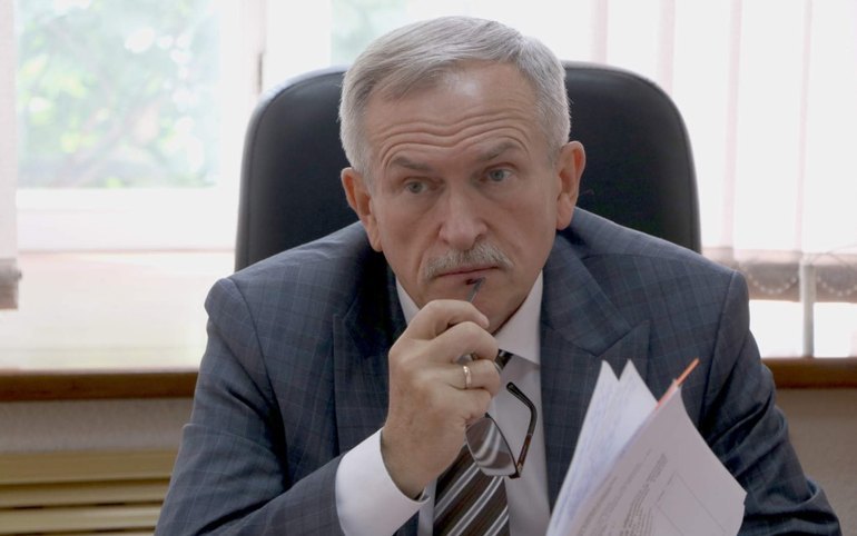Три года условно министру здравоохранения Хакасии Владимиру Костюшу, за использовиние санитарной авиации.1
