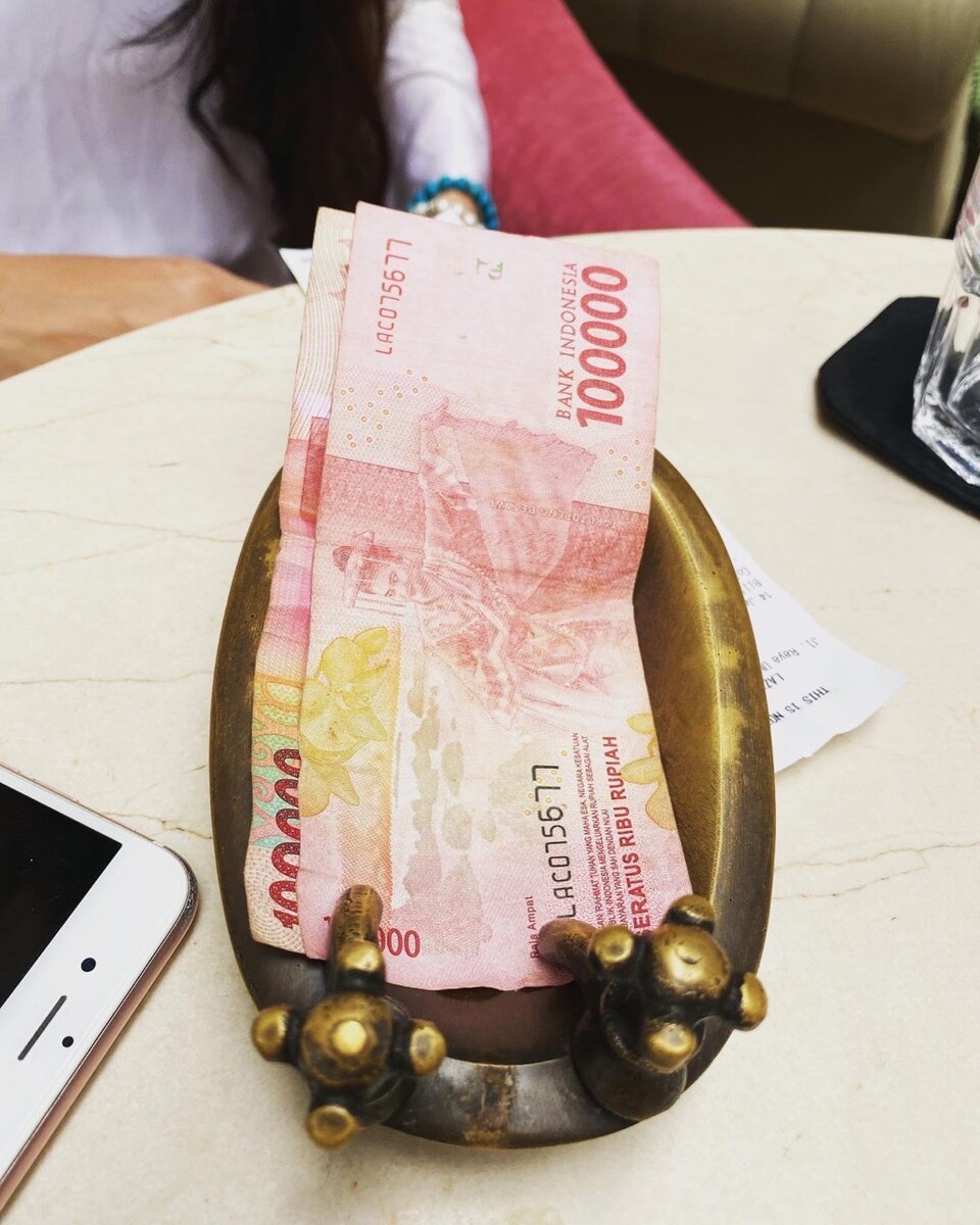 Местная валюта. После завтрака в кафе.