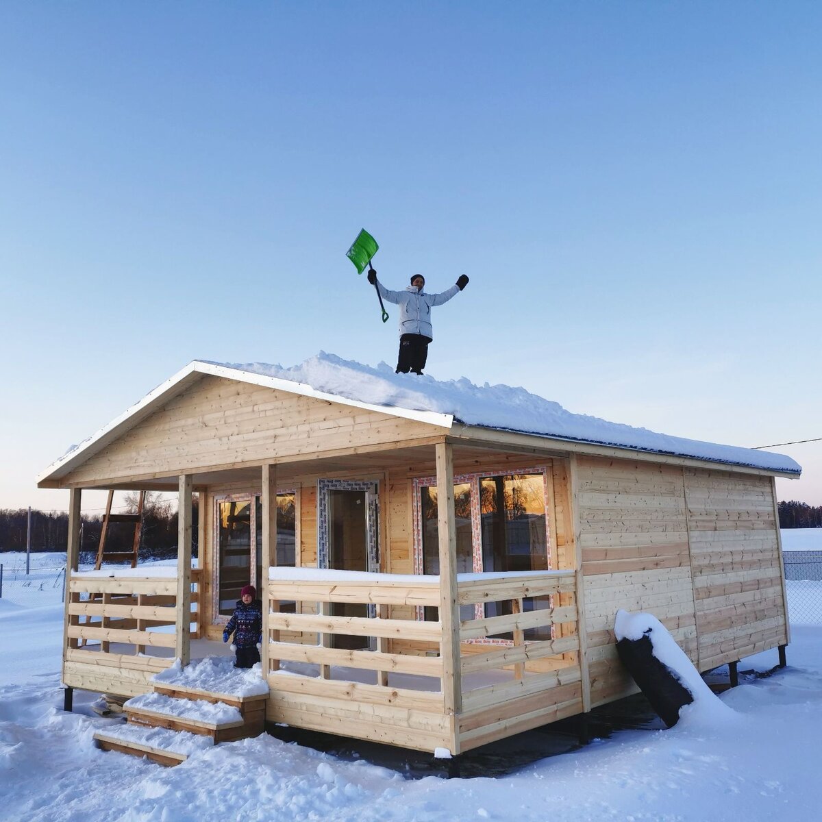На этом фото дому всего месяц, сейчас он выглядит немножко по другому 