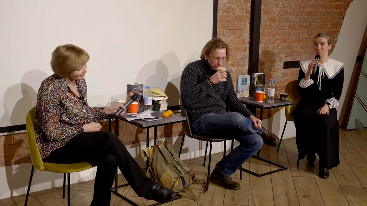 Майя Кучерская, Андрей Тесля и Екатерина Шульман. Андрей Тесля, кстати, чаем не швыркает и не хлюпает / Скриншот видео с YouTube-канала  "Екатерина Шульман"
