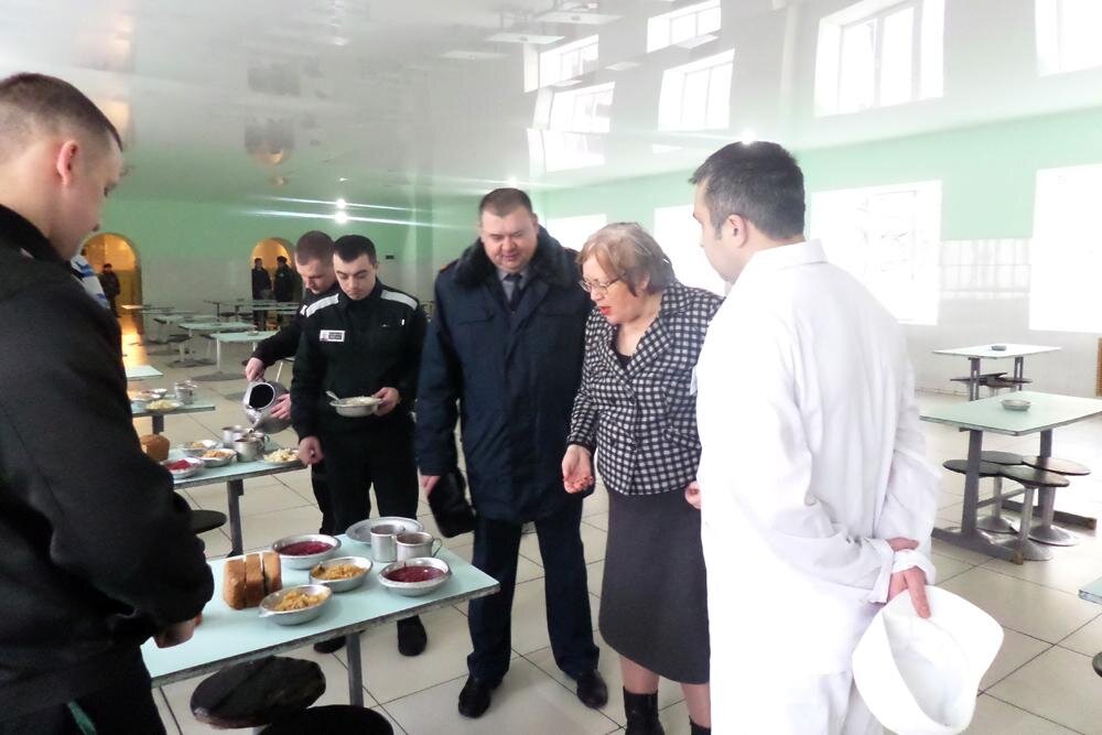 Фото, наверное, трехлетней давности,  столовая недавно пережила ремонт, а столы и стулья старые