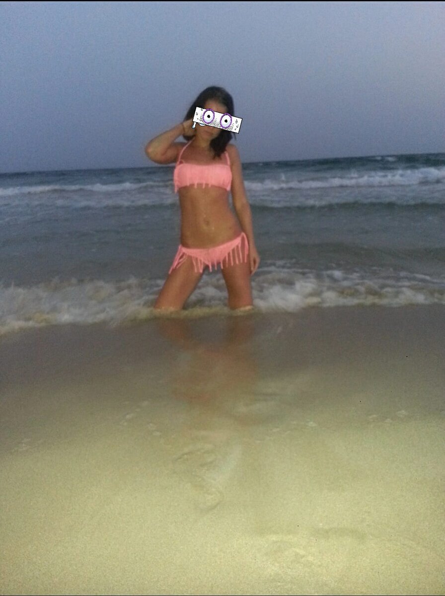 На фото мне 25 лет и вес 47 кг. В тот момент я чувствовала себя очень толстой и совершенно не понимала, почему на фото я выгляжу как ханурик. Ведь в зеркале отражалась совсем иная фигура...