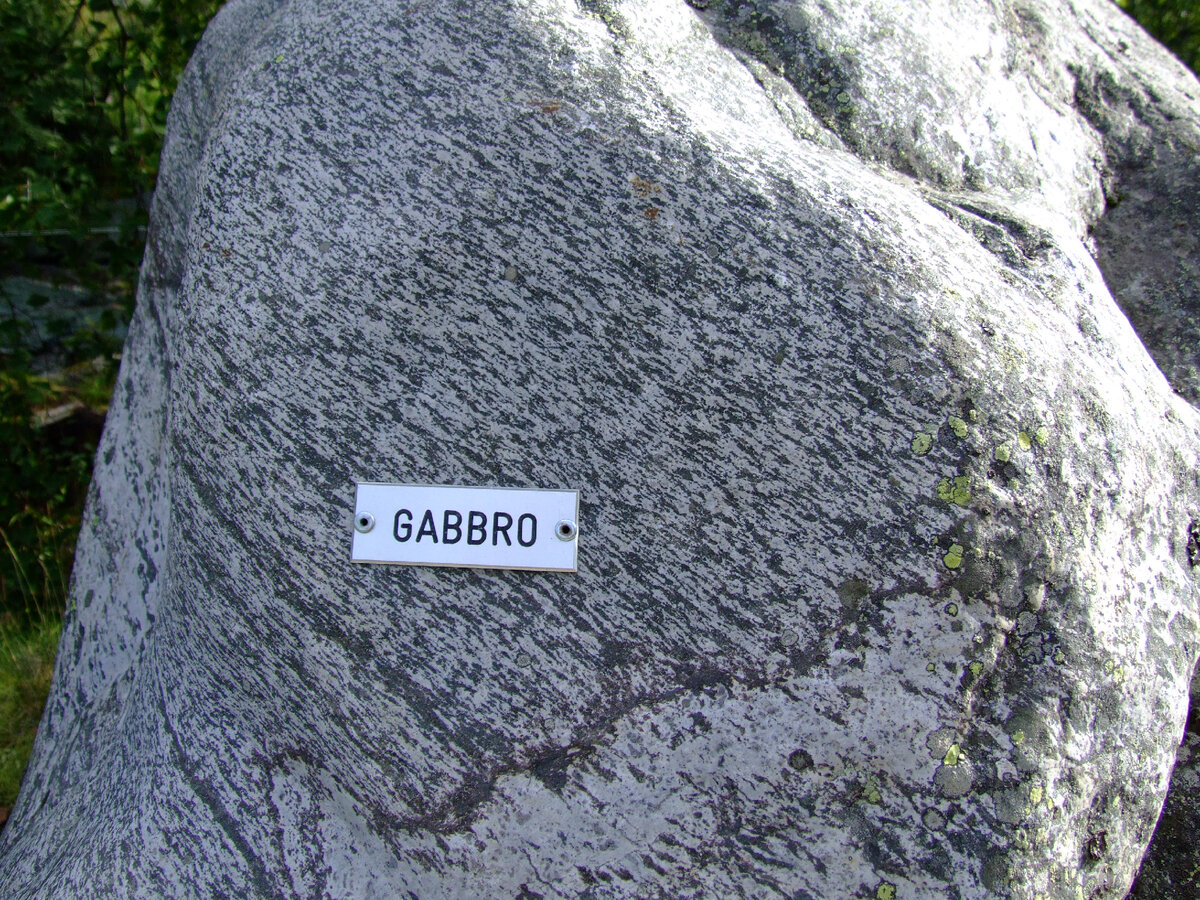 Амфиболиты, пегматиты, габбро. Вот и вся земля