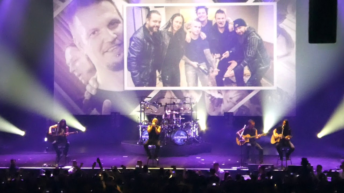 Disturbed во время исполнения песни Hold On To Memories