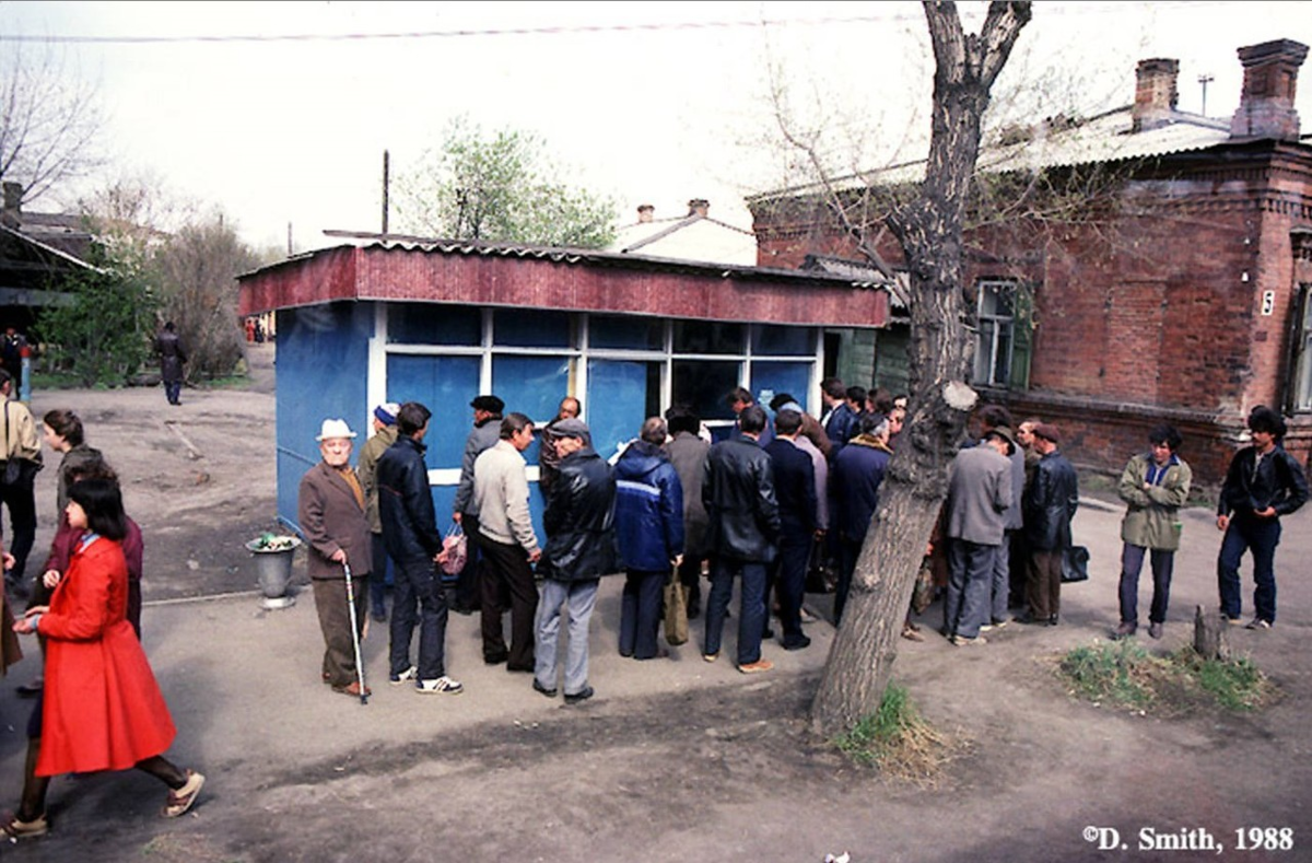 1988 год законы. Очередь за пивом в СССР. Очередь у пивного ларька. Очередь в пивную в СССР. Очереди в советские пивнушки.