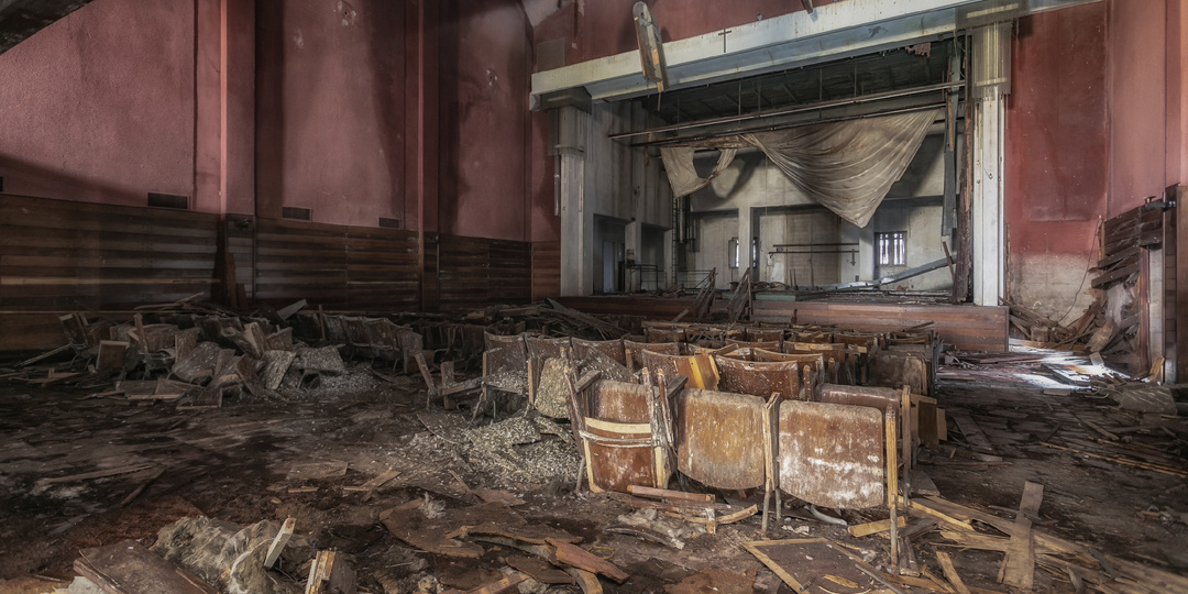 Мы проникли в заброшенный дом культуры. Показываю, что осталось от популярного места