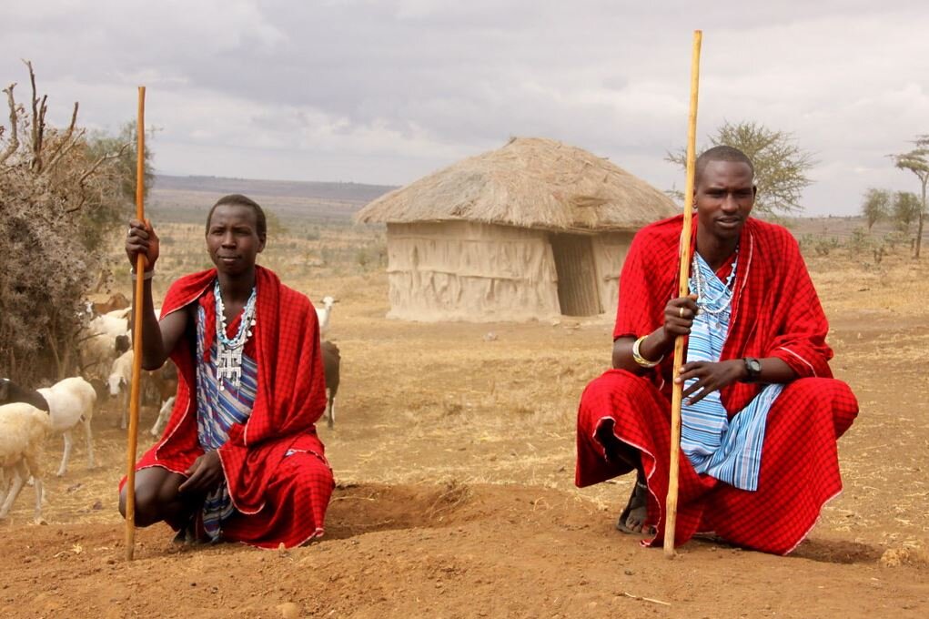 Африканские просторы, аутентичная деревня, национальная одежда... все говорит за то, мы в гостях у "дикого" племени. Вот, только, современные часы на руках аборигенов намекают, что это - всего лишь картинка... (фото Retlaw Snellac Photography)