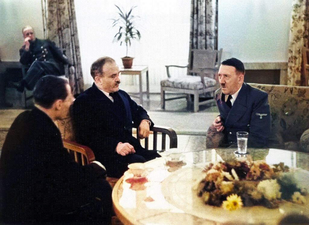 Вячеслав Молотов и Адольф Гитлер 