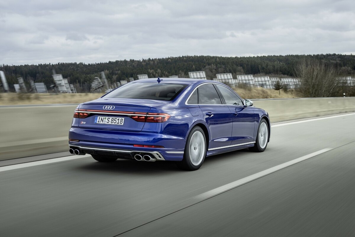 Audi S8: по другому работают задние фонари