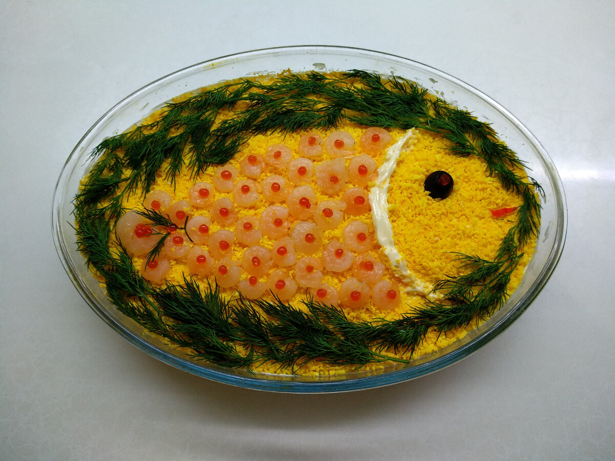 Логично салат с рыбой оформить и в виде рыбки