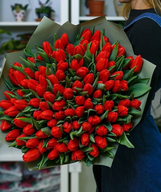 Букет красных тюльпанов