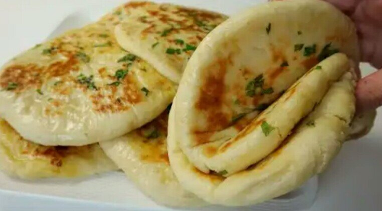 Лепешки с авокадо и хумусом