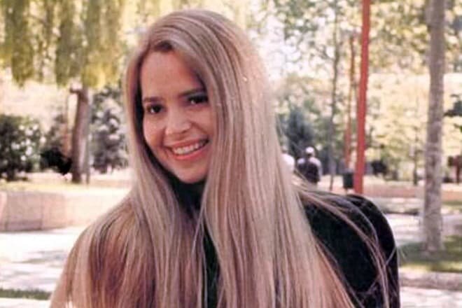 Когда Гресия Кольменарес пошла в школу, мама сдалась под её напором: она позволила 8-летней девочке сыграть деву Марию в школьном спектакле. 
Снова уступить строгой маме пришлось, когда «Лоле» исполнилось 11 лет. Дочь упросила маму отпустить её на кастинг сериала «Анхелика». Конечно же, Гресия Кольменарес этот конкурс прошла лучше всех. Её утвердили на роль. Но сниматься нужно было не в Валенсии, а в Каракасе, который располагался в 200 километрах от родного города.