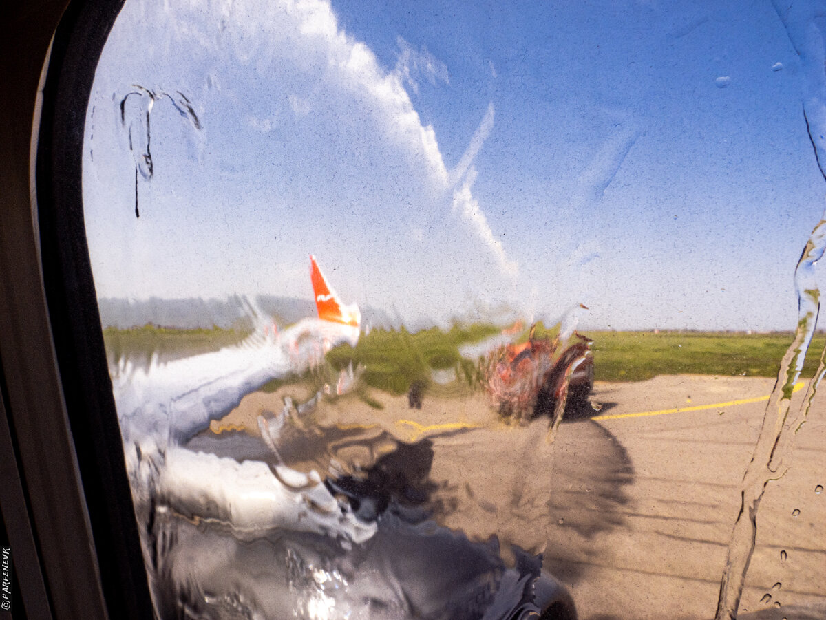 Довольно необычный вид. Некоторые пассажиры даже не поняли что происходит, на столько это было неожиданно