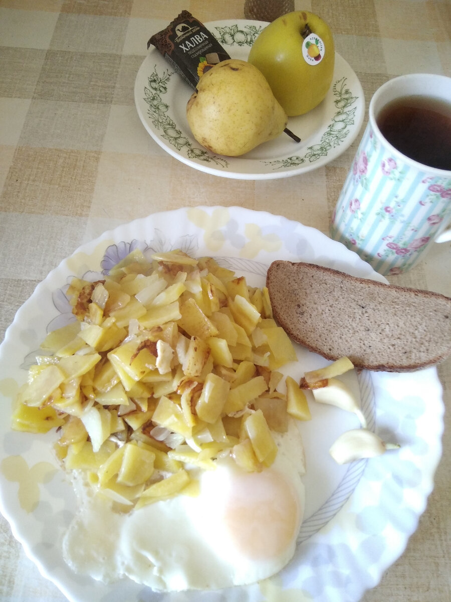 На обед жареный картофель с яйцом, фрукты,халва