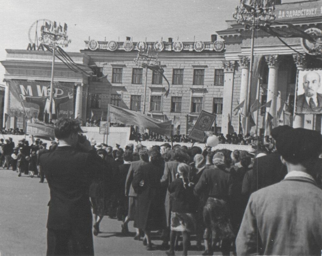 Демонстрация. Дворец им. Орджоникидзе