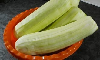 Очистить кабачки от кожуры. Молодые кабачки можно не чистить.