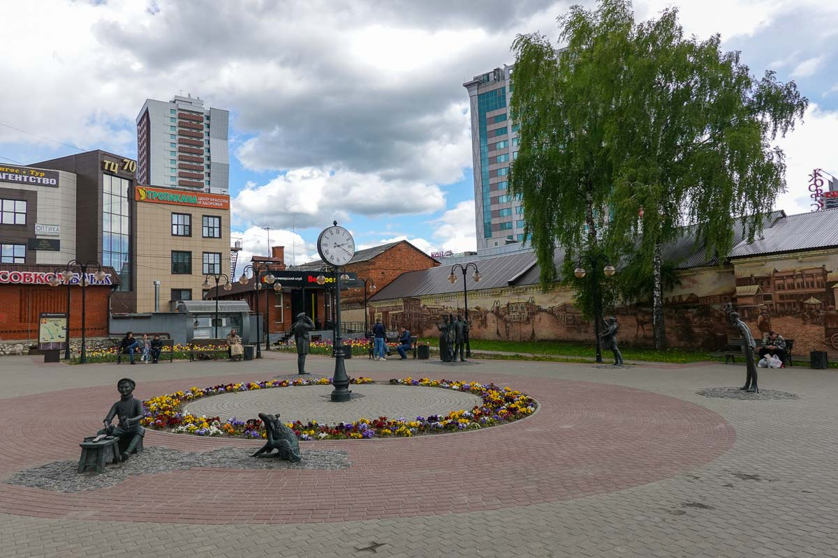 Серпухов. Городская скульптурная композиция "Ярмарка"