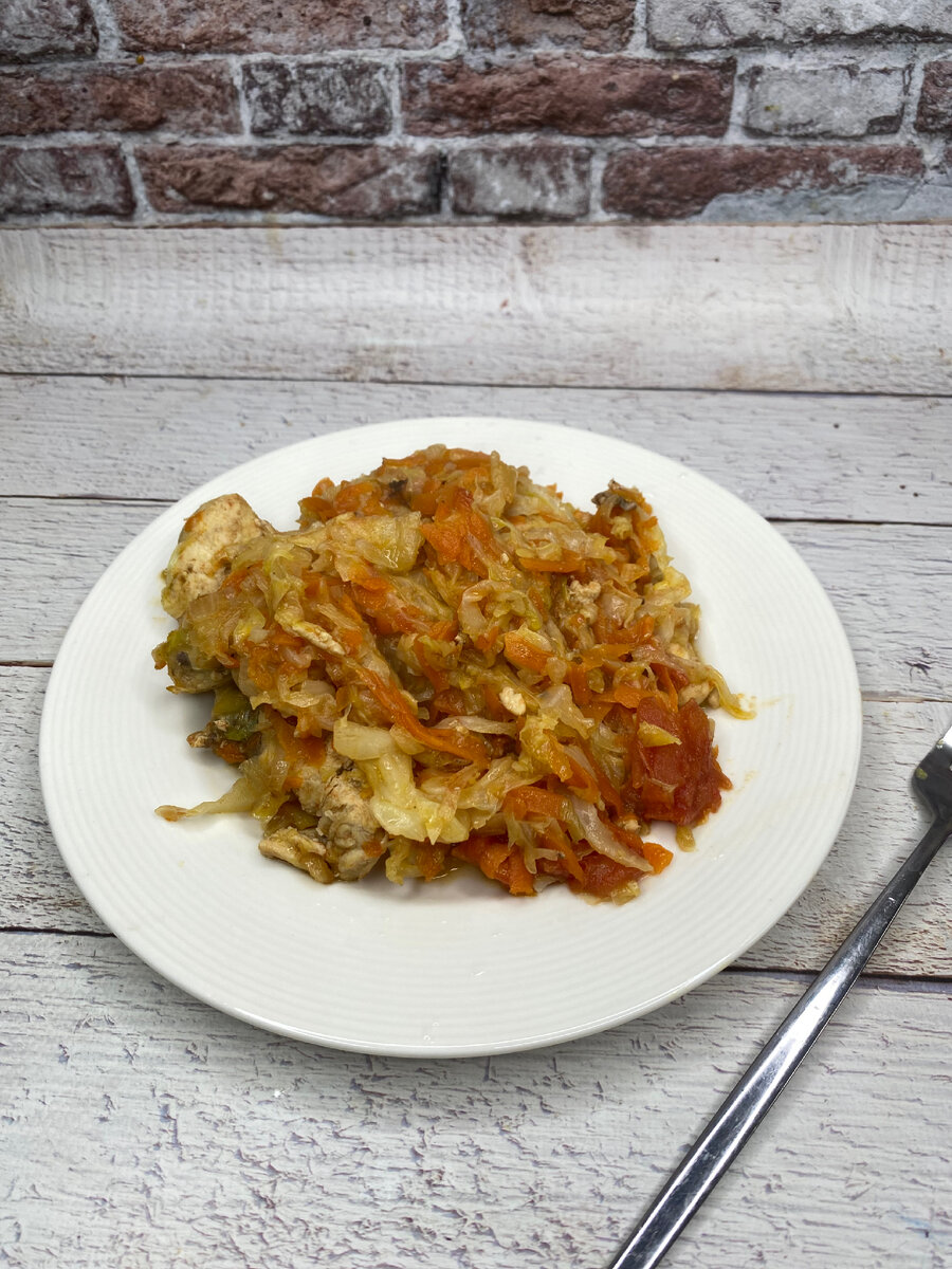 Тушеная капуста с куриным филе 