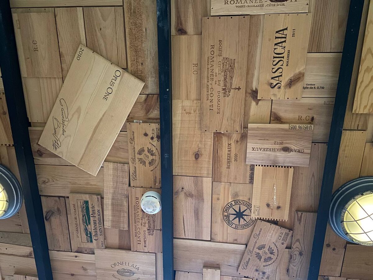 фото потолка под балконом