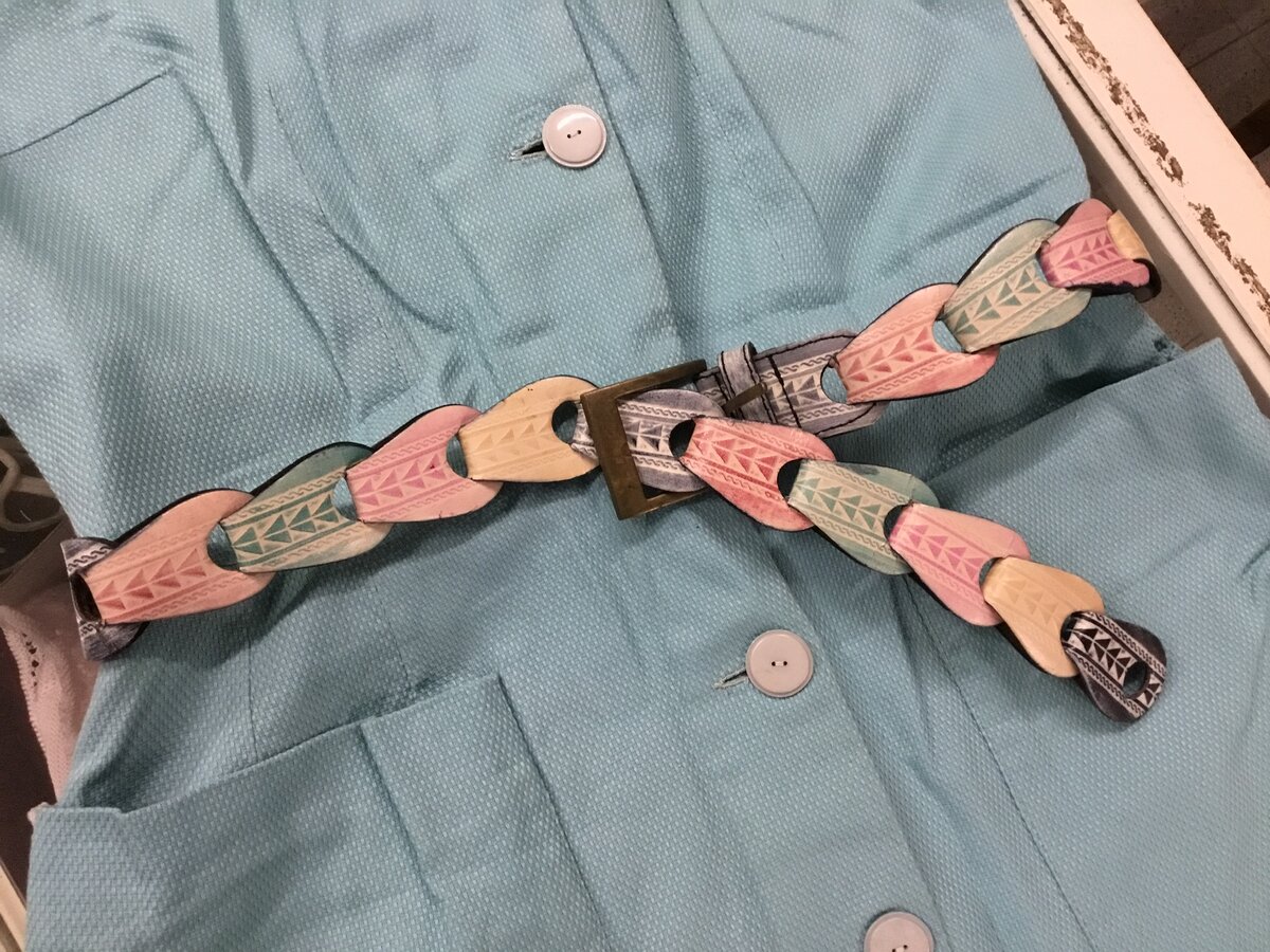 Ремень я подобрала из наших же ресурсов. Очень симпатичный, кожаный. Стоит 2 евро.