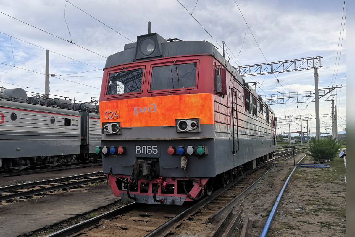 Недавно довелось побывать в депо Северобайкальск. Увидел там несколько редких электровозов.  Профессиональный взгляд на электровозы читайте на канале Vivan755.  1. ВЛ65 - выпущено 47 штук.-2