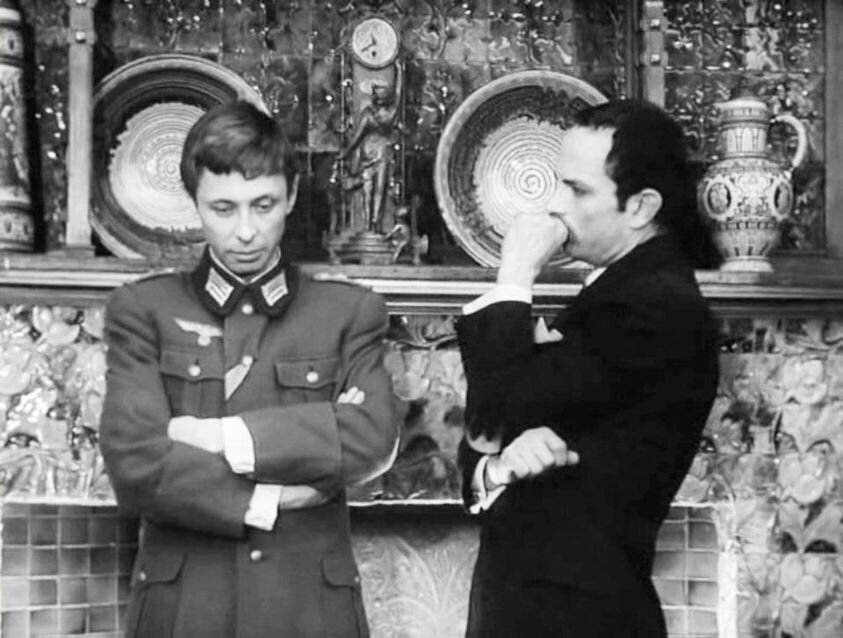 Сергей Скорин, он же Пауль Кригер (актёр  Олег Даль) и Барон Георг фон Шлоссер (актёр  Игорь Васильев)