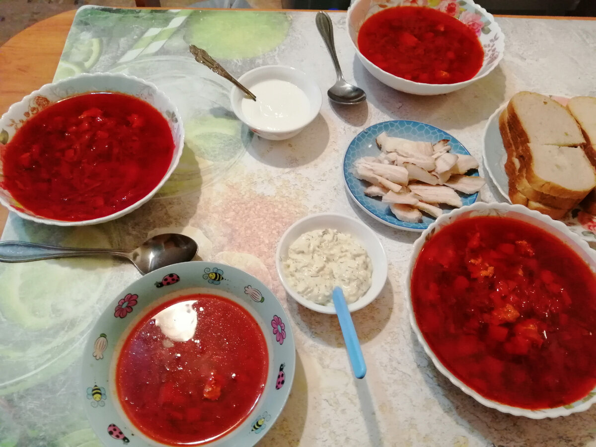 Сметана, соус с чесноком и укропом и сало