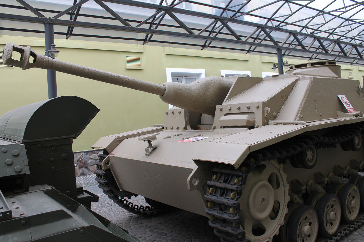 StuG 40 Ausf.G с маской орудия "свиное рыло". Этот экземпляр должен был воевать в Крыму, но 23 ноября 1943 года транспорт "Санта Фе" перевозивший дивизион самоходных орудий был потоплен советской подводной лодкой Д-4 в районе Евпатории. Через почти 60 лет в 2001 году несколько орудий были подняты и одно из них в итоге оказалось в музее Задорожного.