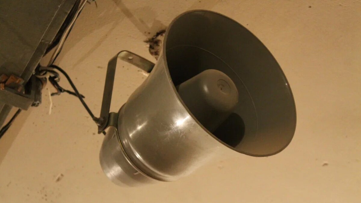     Накануне в Советском районном суде Казани бывшему заместителю главы МЧС Татарстана Олегу Степущенко продлили домашний арест до декабря этого года. Его обвиняют не только в злоупотреблении полномочиями и мошенничестве. Следствие считает, что из-за его действий под угрозой оказали 120 тысяч жителей.