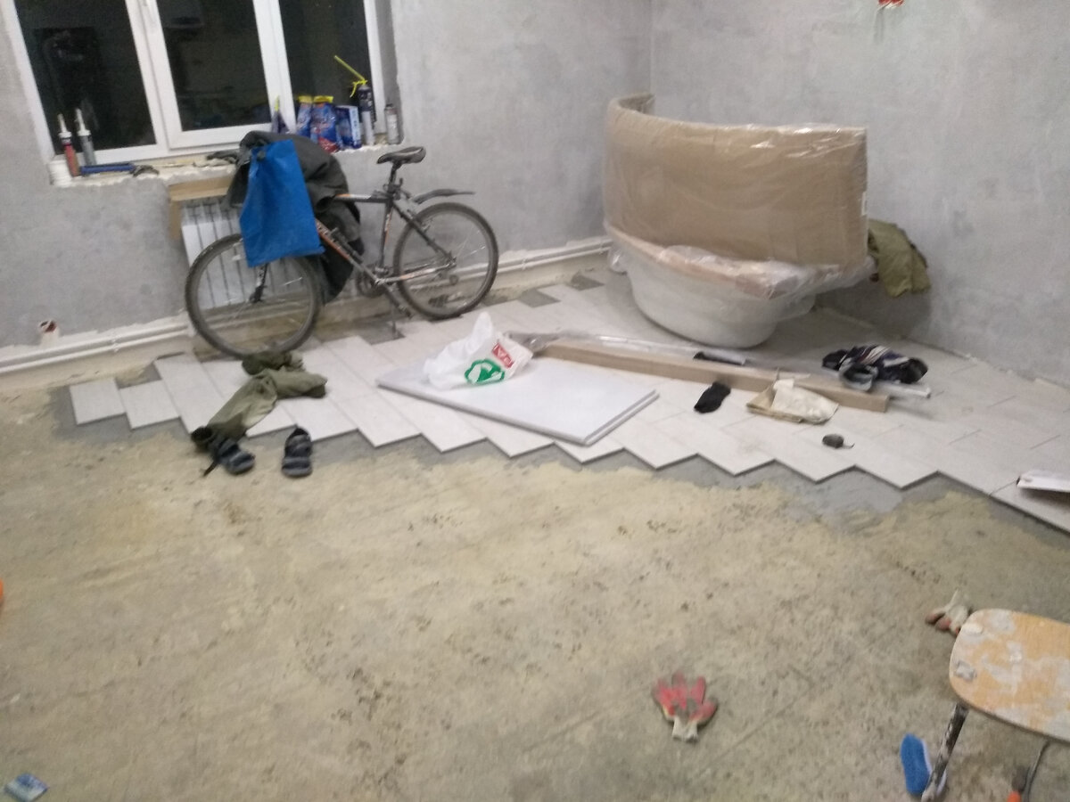 В доме на полу уложен керамогранит. @ Горбунов Сергей