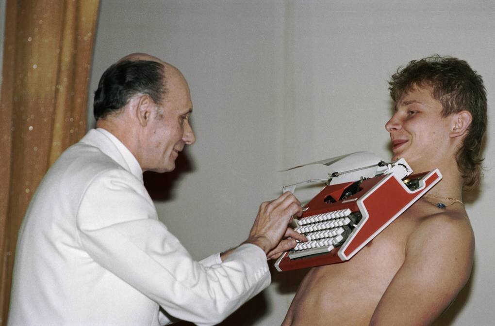 Эдуард Наумов и Андрей Евграфов в ходе эксперимента "человек-магнит", 1995 год © Роберт Нетелев/ТАСС