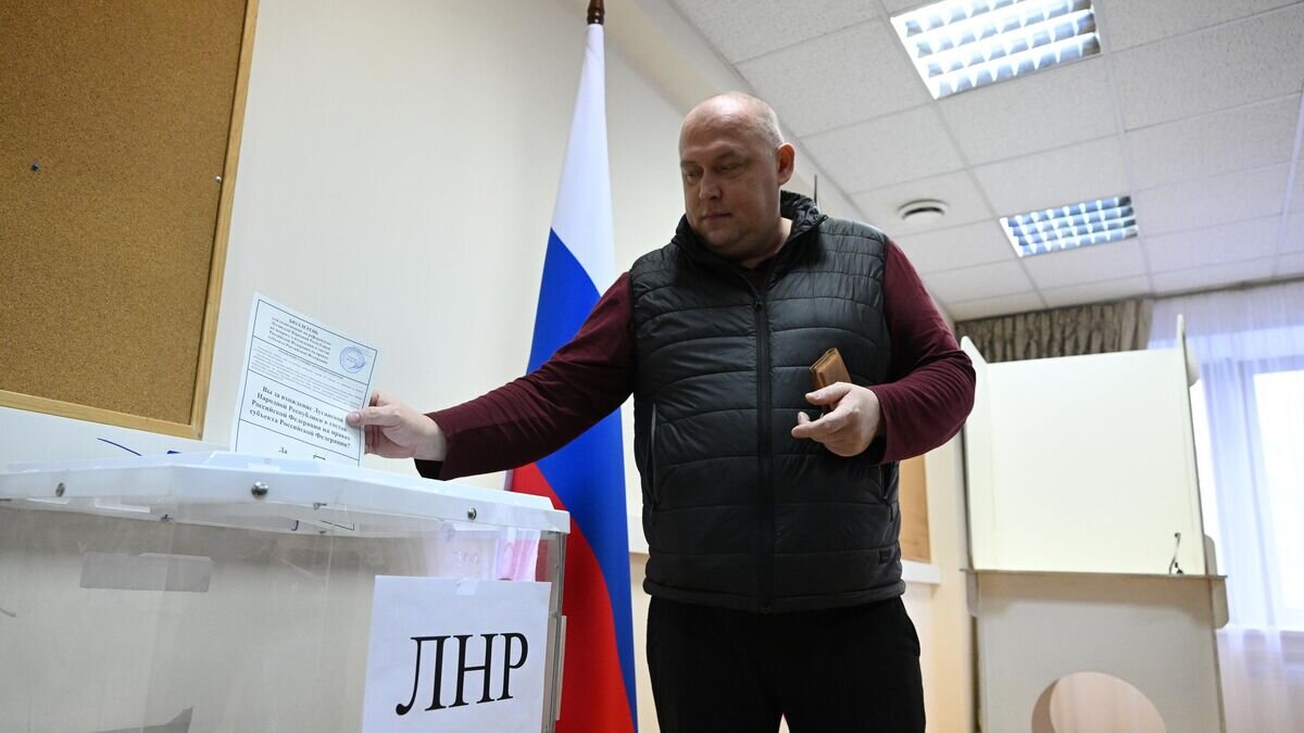    Мужчина голосует на референдуме о присоединении Луганской народной республики к России на избирательном участке в посольстве ДНР в Москве© РИА Новости / Григорий Сысоев