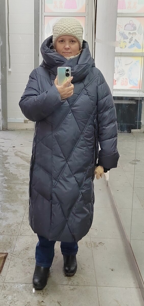 Вот пальто, которое вчера купила, зеркало конечно грязное, но зато фасон видно