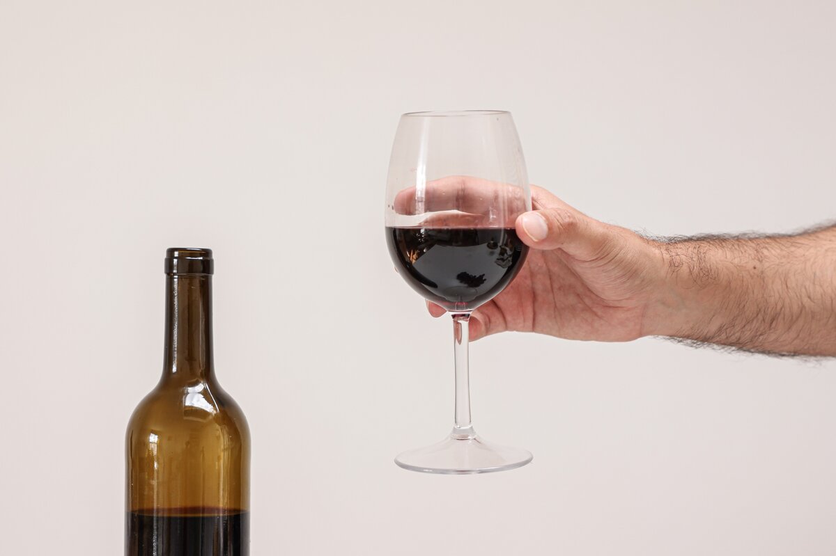     Как сохранить свежесть вина после вскрытия бутылки: советы сомелье