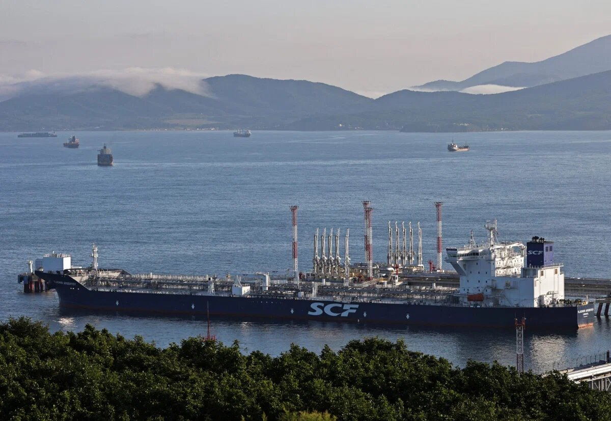 Погрузка нефтяного танкера.  фото: картинки  яндекса.