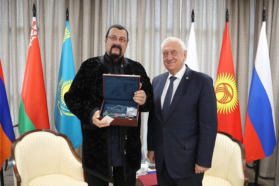     Стивен Сигал и Михаил Мясникович нашли немало общих тем для обсуждения. Фото: ЕЭК