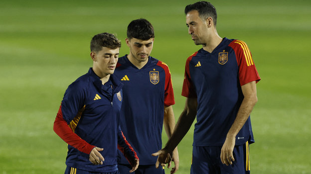    Полузащитники сборной Испании Гави, Педри и Серхио Бускетс.