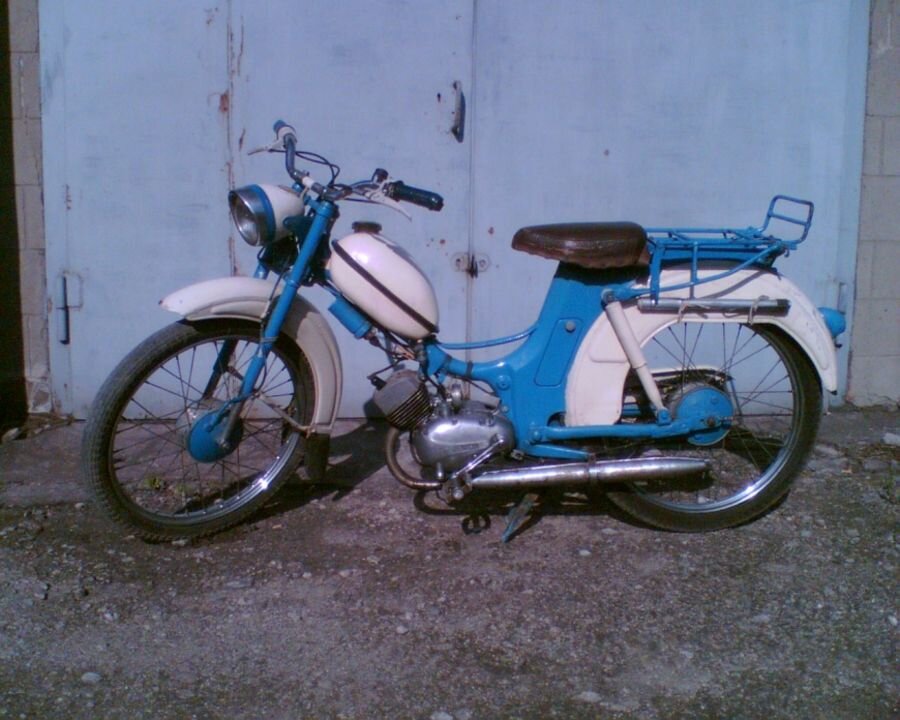 В 1965 году на смену «Рига-1» пришла «Рига-3». При внешнем сходстве, новая модель получила двигатель Ш-51 шауляйского производства. Однако, эти двигатели оказались довольно ненадежными и популярность рижских мопедов вновь пошатнулась. Внешне Рига-3 отличалась иной формой бензобака, сиденьем подушечного типа и рамой с удлиненной хвостовой частью. Кроме этого, «Рига-3» была мощнее «Риги-1» почти на треть, легче на 2 кг и могла разогнаться до 50 км/ч.