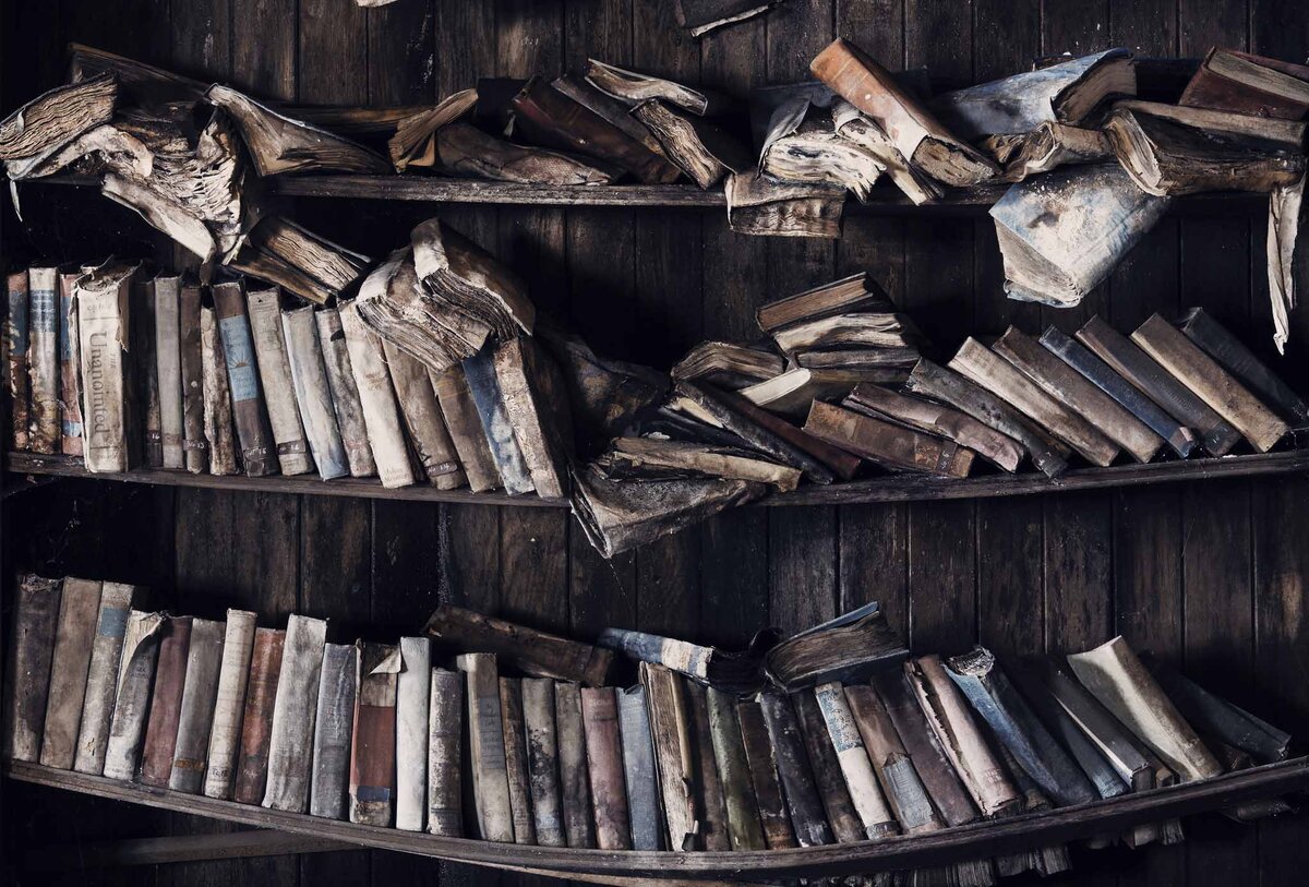 Полка со старыми книгами