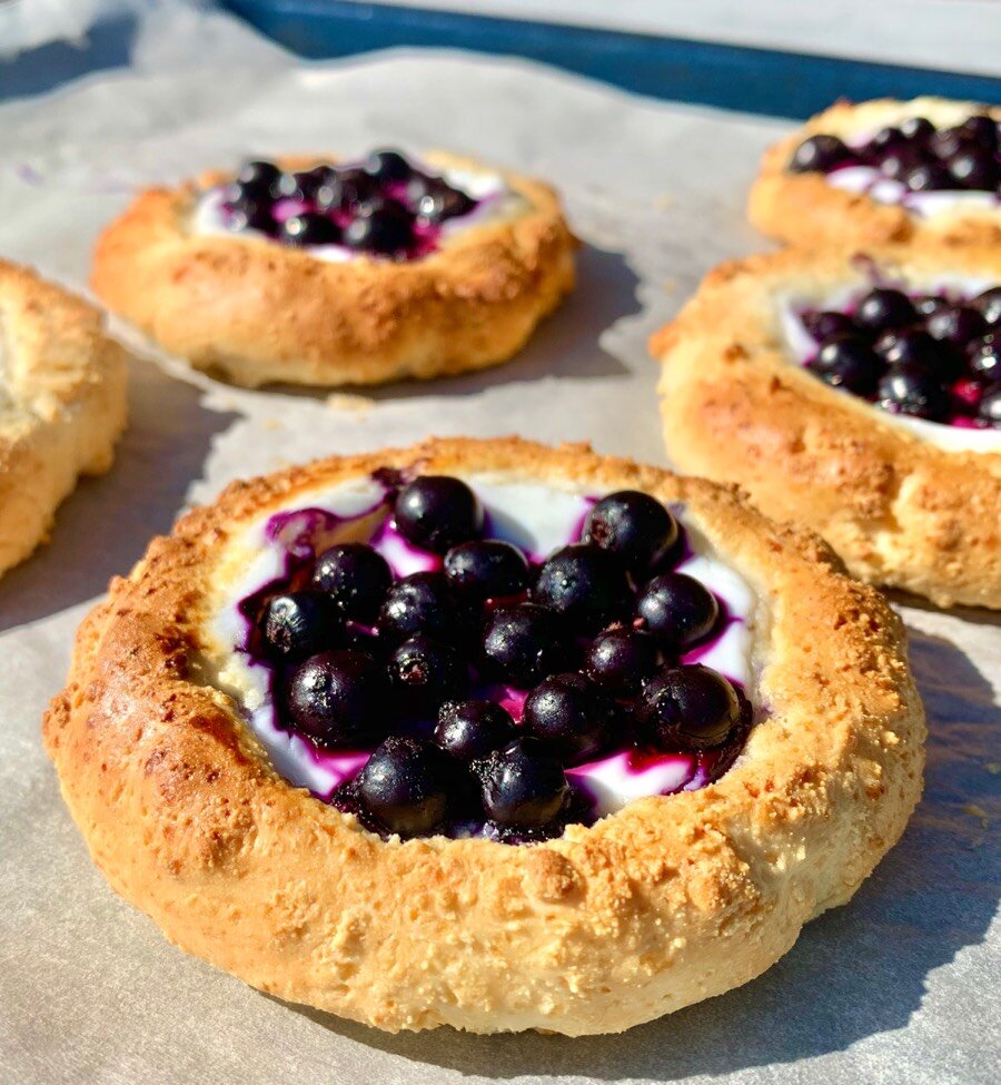 Пироги и ватрушки с черникой